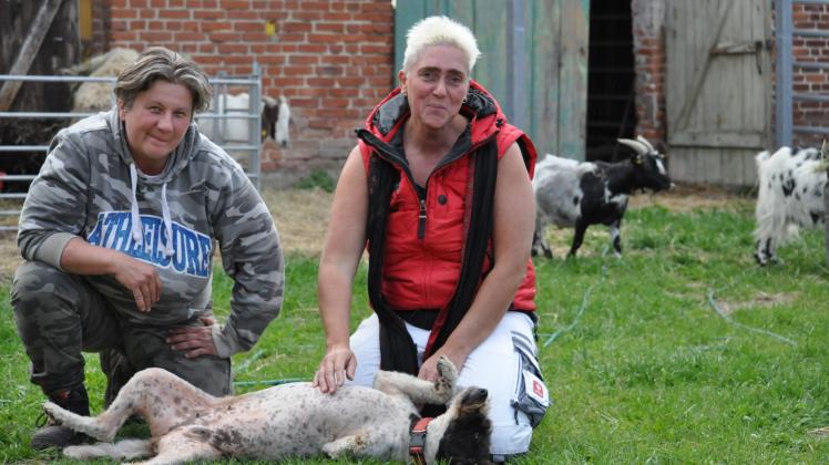 Kümmern sich gemeinsam um die Tiere des Lebenshofes: Erika Czabanyova (l.) und Michaela Duwe mit Hündin Pumuckl. 