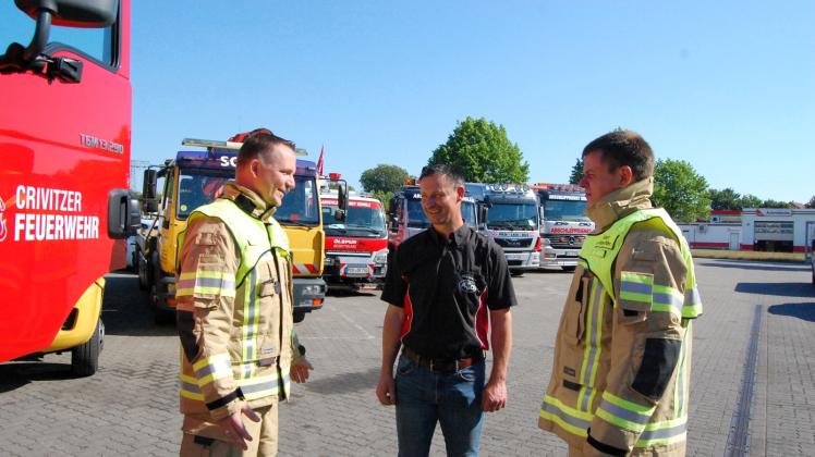 Eine feste Konstante bei den Übungen der Brandschützer ist Jörn Scholz (M.) für Markus Eichwitz und Tim Kuhlmann (r.). 