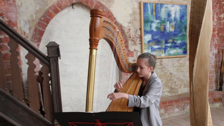 Eine junge Musikerin an einem nicht alltäglichen Insturment: Meta Adolphi begeistert immer wieder mit ihrem Spiel auf der Harfe, wie hier in der Eckelberger Kirche. 
