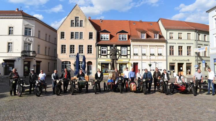 Die Interessengemeinschaft der Imperia-Enthusiasten aus ganz Deutschland beim Fototermin vor dem Perleberger Roland.  Fotos: Doris Ritzka 