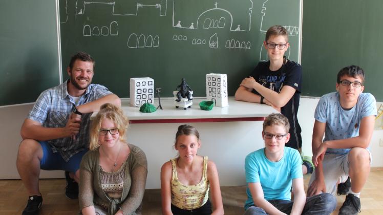 In ihrem Klassenzimmer drehen die Schüler der Klasse 7a des Mecklenburgischen Förderzentrums gemeinsam mit ihrem Lehrer  Till Bamberg (l.) einen kleinen Videoclip über Godzilla und seine Freunde in Schwerin.