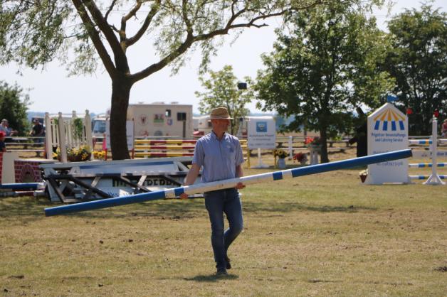 Parcourschef Dirk Sitte packte beim Aufbau der Hindernisse für die Prüfungen kräftig mit an. Fotos: oliver knoll (3) Parcourschef Dirk Sitte packte beim Aufbau der Hindernisse für die Prüfungen kräftig mit an. Fotos: oliver knoll (3)