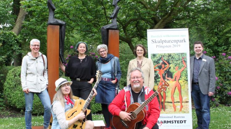 Petra und Holger (sitzend), Stefanie Wichert (hinten von links), Karin Weißenbacher, Gudrun Wolff-Scheel, Heike Döpke, Marcel Holz laden zum 14. Skulpturenpark auf die Schlossinsel. 
