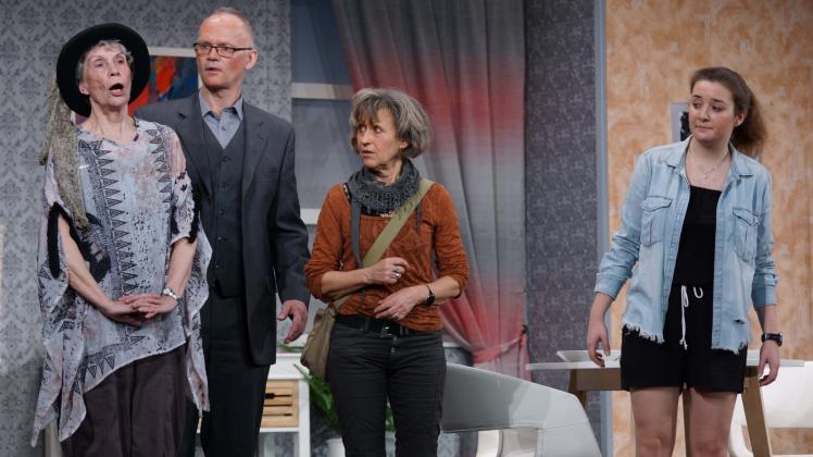 Szene aus dem Stück: Oma Anna (Lisa Kuß) schockt Günni (Uwe Laß), Ines (Marion Balbach) und Michelle (Tabea Kakuschky, v.l.).  