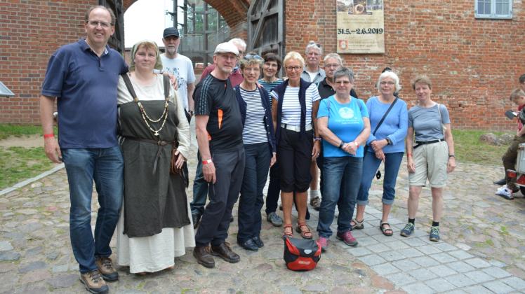 Kurz nach der Ankunft zeigte Doreen Radelow dem Oststeinbeker Bürgermeister Jürgen Hettwer (l.) und den anderen Radlern den Burgturm der Neustädter Burg. 