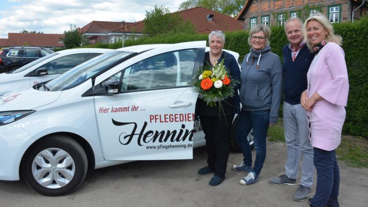 Mit Elektroauto unterwegs: Diana und Bernd Giemsch übergaben den Wagen an Simone Henning und Katrin Mager.