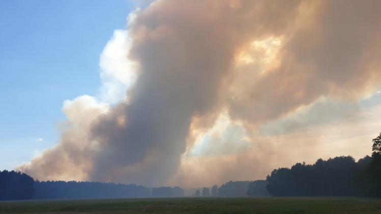 Riesige Rauchschwaden machen sich beim Waldbrand in Hennickendorf breit. 