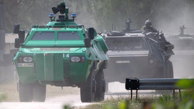 Bei der Übung sind Panzerfahrzeuge der Polizei und der Bundeswehr auf dem Truppenübungsplatz im Einsatz.