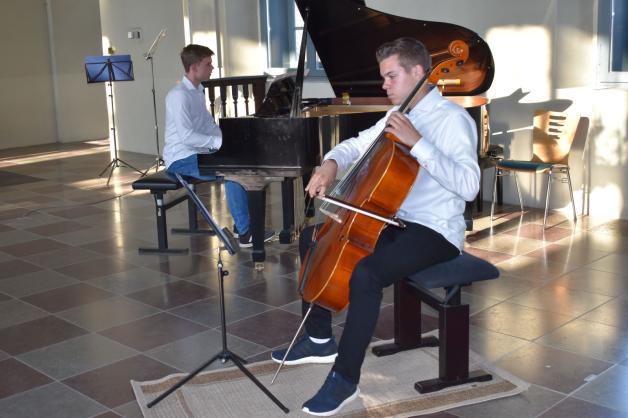 Spielten eine Pop-Suite: Magnus Vergin (Klavier) und Paul Schulz (/Cello) bei ihrem Auftritt.