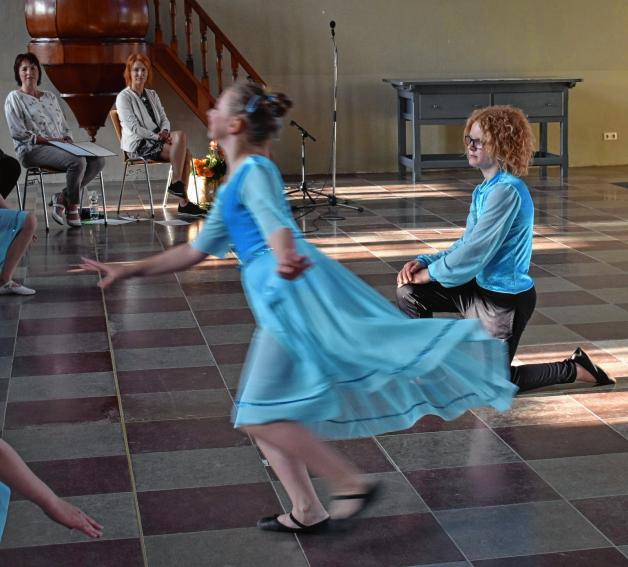 Tanz der Rohrflöten: Die „Klassisch-Tanzklasse“ der Musikschule zeigten ihn den Zuschauern. 