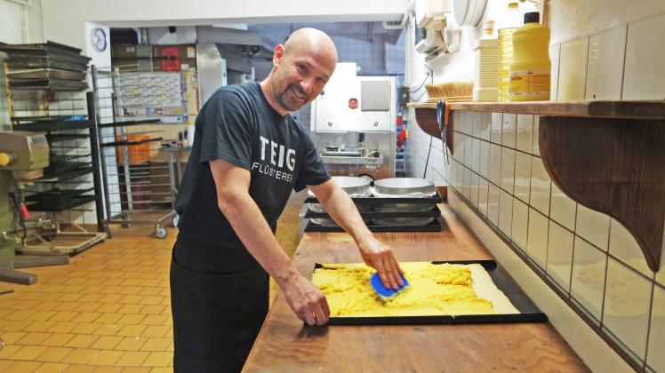 Für die Neueröffnung seiner Bäckerei in Ziegendorf bereitet Michael Mohr den Teig für die Kokosecken vor.
