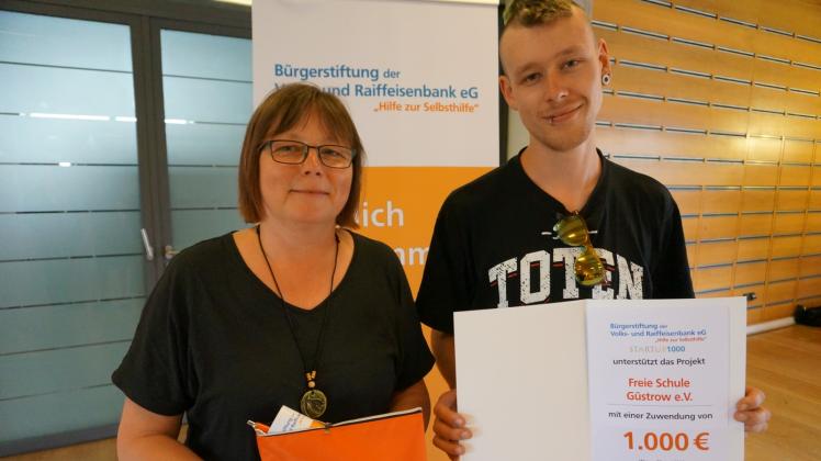Freuen sich über 1000 Euro für die Freie Schule Güstrow: Ines Luttmann und Lasse Molzen. 