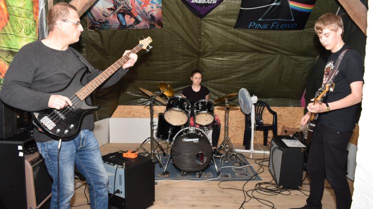 Die Band „Blackst“: Das ungewöhnliche Trio aus Probst Jesar begeistert nicht nur Rockfans in der Region. „Bis Oktober sind wir ausgebucht“, so Reno Wormstädt am Bass. 