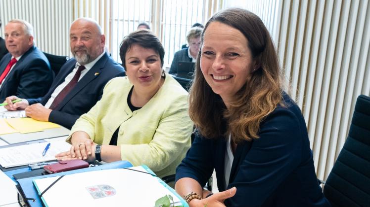 Bildungsministerin Bettina Martin (r./SPD)