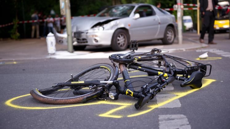 68 Unfälle mit Radfahrern gab es in Wedel im vergangenen Jahr. Laut Polizei wurden dabei genau in 50 Prozent der Fälle die Radler als Verursacher ermittelt.  Symbolfoto: Daniel Naupold/dpa-Archiv 