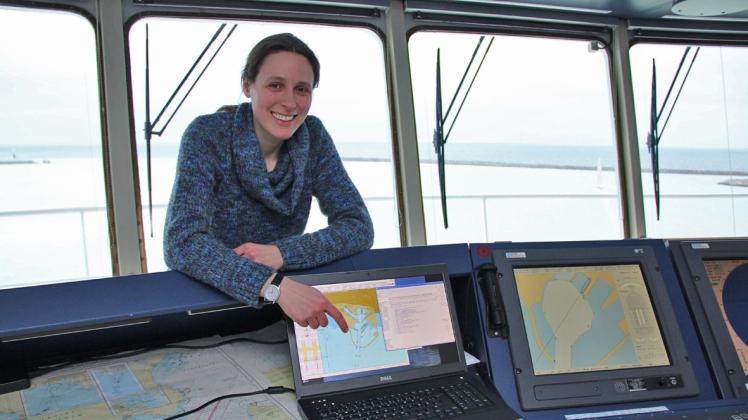 An Bord eines Fährschiffes beim Auslaufen aus dem Trelleborger Hafen: Michèle Schaub bei ihrer Forschungsarbeit