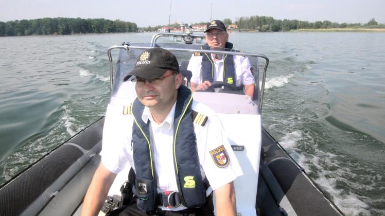 Polizeihauptmeister Dirk Uteß (hinten) und Polizeihauptkommissar Mirko Bauer