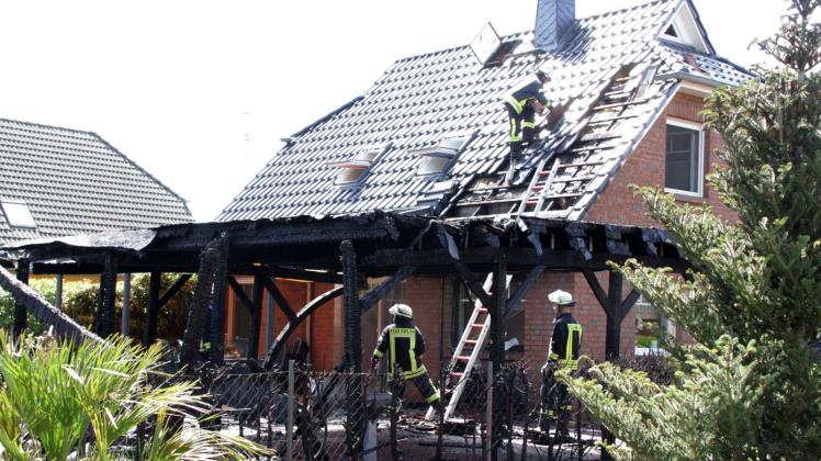 Der Schuppen und der Carport wurden durch den Brand komplett zerstört. Da das Feuer bereits auf den Dachkasten übergegangen war, musste das Dach von den Kameraden teilweise abgedeckt werden. 