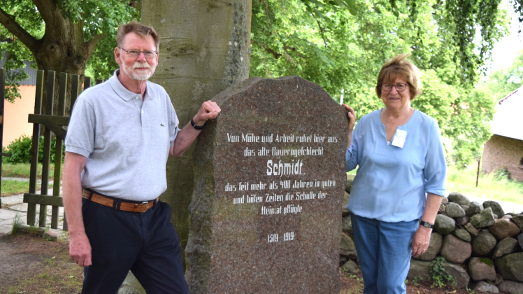 Am Gedenkstein des Bauerngeschlechts Schmidt auf dem Witziner Friedhof: Klaus-Peter Husert und seine Frau Hannelore, geborene Saatmann-Schmidt.