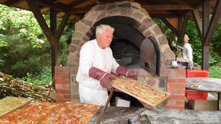 Eine Pizza nach der anderen zauberte Rolf Hinninger aus dem Steinbackofen. 