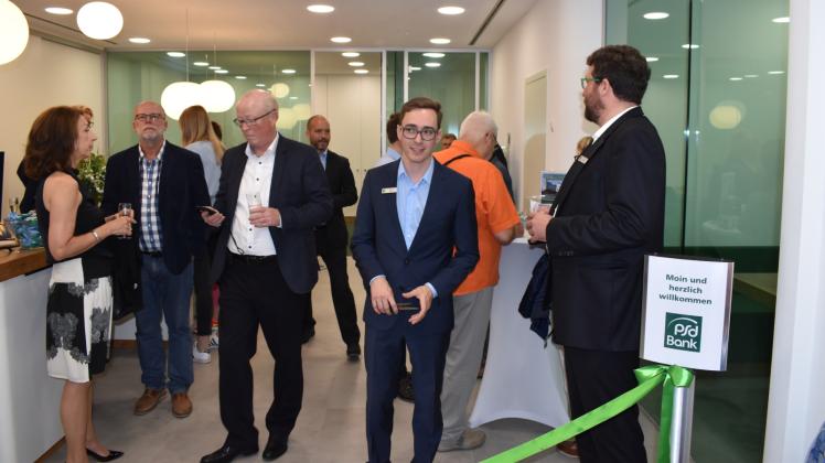 Freuen sich über viele Gäste zur Eröffnung der neuen Filiale: Leiter Florian Müller (3.r.) und Vorstandschef André Thaller (r.). 