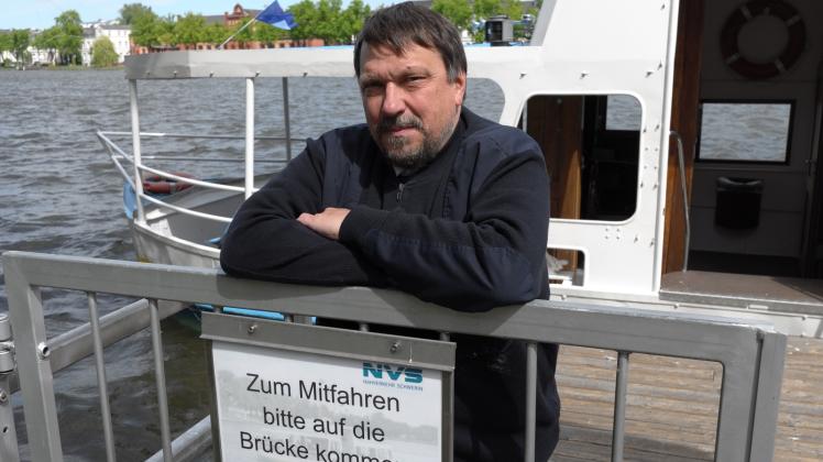 Feste Abfahrzeiten gibt es für den Pfaffenteich-Kreuzer nicht: Fährmann Frank Riedel sammelt die Fahrgäste ein. Bis zu 50 Personen bekommt er an Bord. 