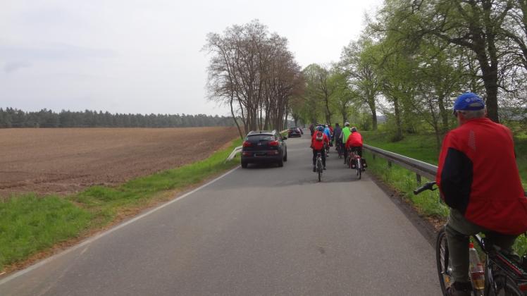 Es ist hier sehr eng: Radfahrer neben Autos auf der Straße zwischen Ventschow und Warin. 