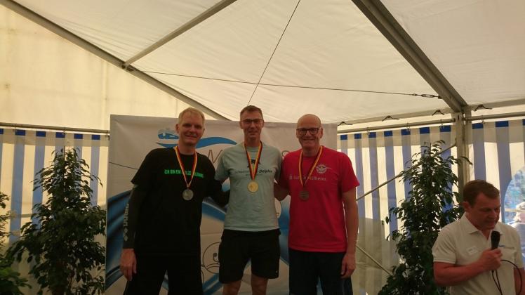 Steffen Schmolke (M.) wurde Deutscher Meister der AK 50 über 100m Brust. Silber ging an Sven Schröter (Arnsberg/l.) und Bronze an Thomas Janßen (Mülheim).  