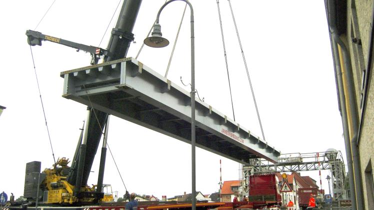 Im Juni 2009 wurde die Behelfsbrücke über die Warnow montiert. Kurze Zeit später wurde der Überbau der historischen Brücke abgebaut. 