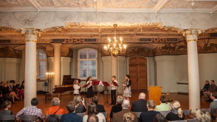 Als „Ensemble Kunterbunt“ treten die Instrumentalisten an der Blockflöte am Sonnabend im Schloss auf. 