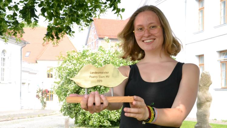 Bleibende Erinnerung: Die Meister-Trophäe der Poetry-Slamer in Mecklenburg-Vorpommern bekommt bei Güstrowerin Paula Rädke einen Ehrenplatz.