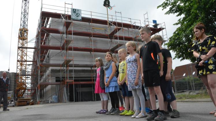Zum Deckenfest für das neue Unterrichtsgebäude sangen Schüler des Gymnasialen Schulzentrums „Fritz Reuter“. 