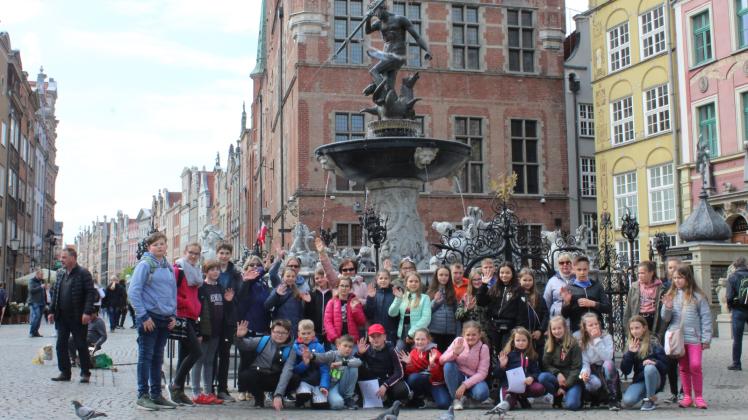 Die Kulisse des weltberühmten Neptunbrunnens war genau richtig für das Erinnerungsfoto des diesjährigen Schüleraustausches.15 Sechstklässler des Gymnasialen Schulzentrums Dömitz waren in Gdansk zu Besuch.