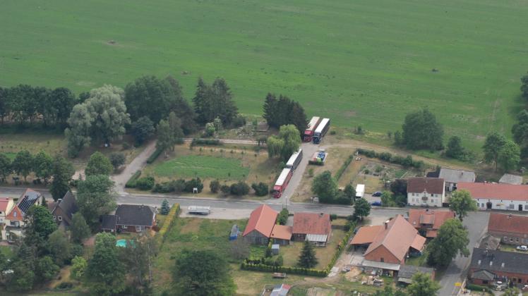 Brummis zwischen Äpfeln: Bis zu sechs Lastkraftwagen stehen fast jedes Wochenende mitten im Dorf.