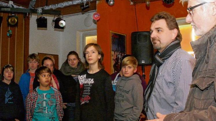 Im Jugendzentrum: Manfred Ahrens (rechts) und Bürgermeister Bernd Sienknecht zeigten den Jugendlichen die Räume. Foto: Becker