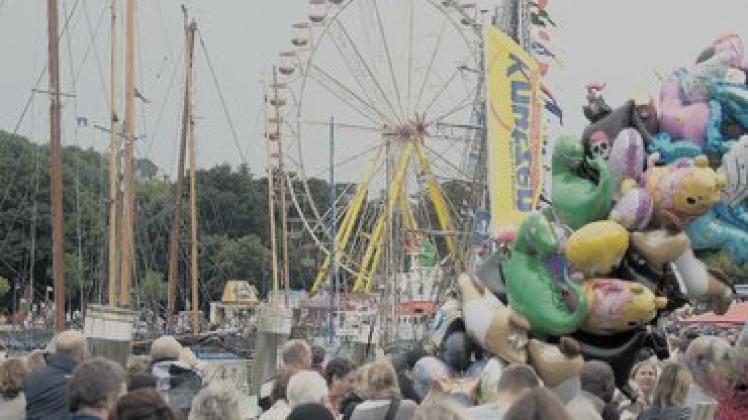 Dicht gedrängt an der Hafenpromenade: Die "Flensburg Nautics" erwiesen sich als echtes Bürgerfest. Foto: Dewanger