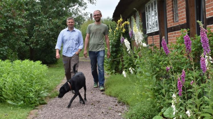 Sind das erste Mal bei den „Offenen Gärten“ dabei: Jens Philippi (l.), Dennis Haug und Paula.