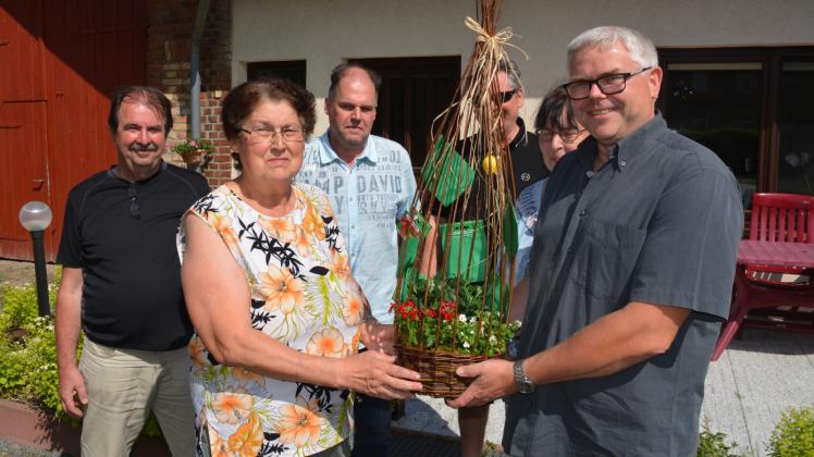 Einen „Gutschein-Baum“ als Abschiedsgeschenk überreichte Bürgermeister Thomas Körting (r.) mit weiteren Gemeindevertretern an Inge Kiel in Groß Schwiesow. 