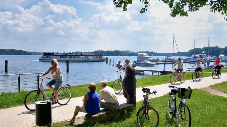 Vor allem im Sommer herrscht Hochbetrieb am Scharmützelsee – dem Märkischen Meer. Die Region lädt ein zum Radfahren, Segeln und Baden in traumhaft schöner Natur. 