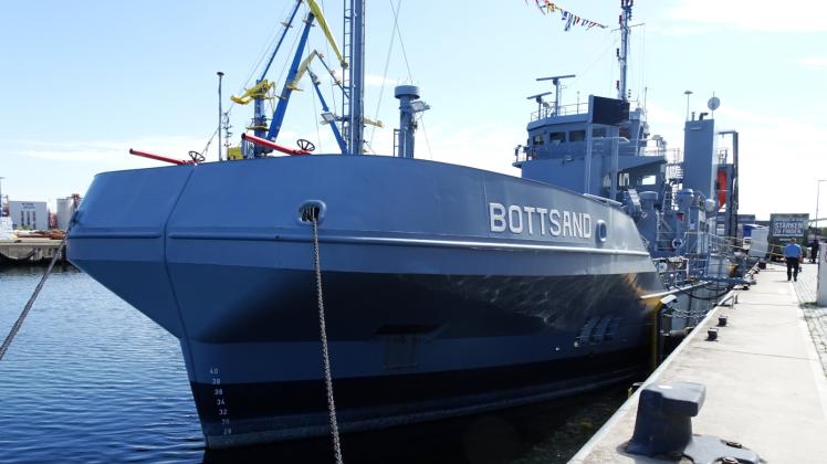 Die „Bottsand“ der Marine ist derzeit in Wismar. Das Speziallschiff kann am Bug aufgeklappt werden. 