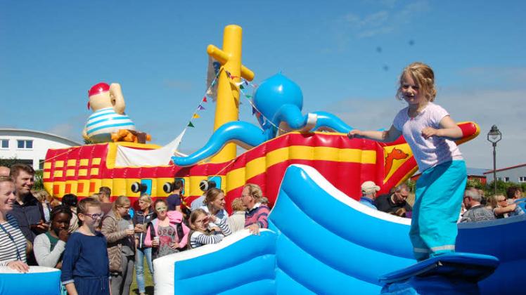 Blick zurück: Beim Tinnumer Dorffest 2016 hüpften die Kinder noch auf einer großen schiffsförmigen Hüpfburg.