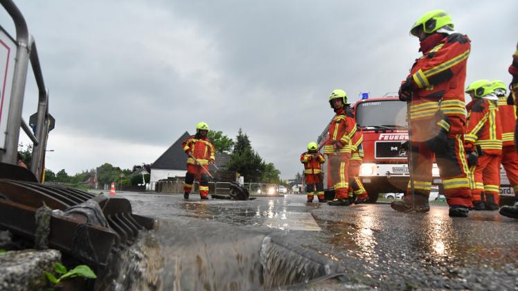 An der Jarmstorfer Kreuzung in Gadebusch hatte die Feuerwehr erneut mit den Abwasserleitungen zu kämpfen. 