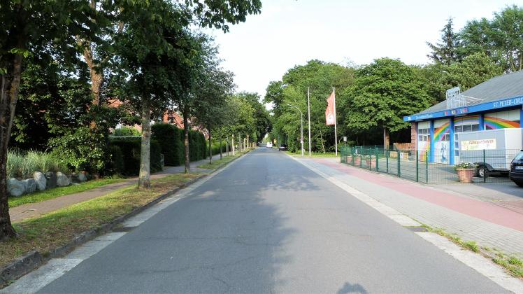 Die Dorfstraße in St. Peter-Ording wird Ende Juni für eine Woche wegen Asphaltierungsarbeiten gesperrt. 