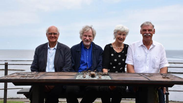 Haben Platz genommen: Die Künstler Hans-Jürgen Westphal, Ingo Kühl, Edda Raspé und Hans Joachim Pohl am „Tisch am Kliff“. Es fehlt Walter vom Hove.