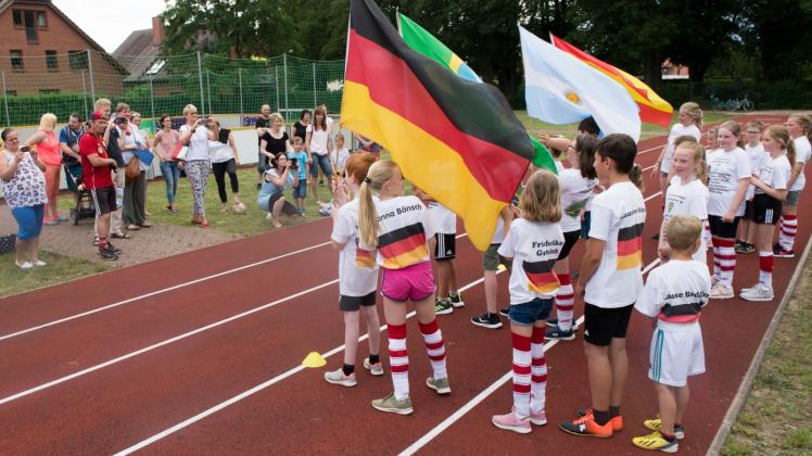 Die 19 Jungen und Mädchen der Klasse 4c aus Zarrentin laufen unter den Flaggen von vier verschiedenen Nationen unter dem Jubel ihrer Eltern ein. 