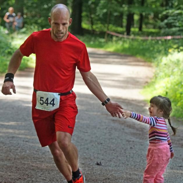 Kurz vorm Ziel durfte Liv ihren Papa Tony Qualmann abklatschen, der den langen Kanten über 15 Kilometer gewann. Kurz vorm Ziel durfte Liv ihren Papa Tony Qualmann abklatschen, der den langen Kanten über 15 Kilometer gewann.