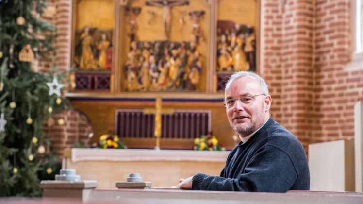 Ist froh, dass die Altar-Restaurierung im Jubiläumsjahr stattfindet: Matthias Staak, Pastor der Kirchengemeinde. 