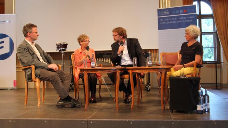 Bürgerrechtler Martin Klähn, Stefanie Behrendt und Ulrike Petschulat im Gespräch mit SVZ-Chefredakteur Michael Seidel