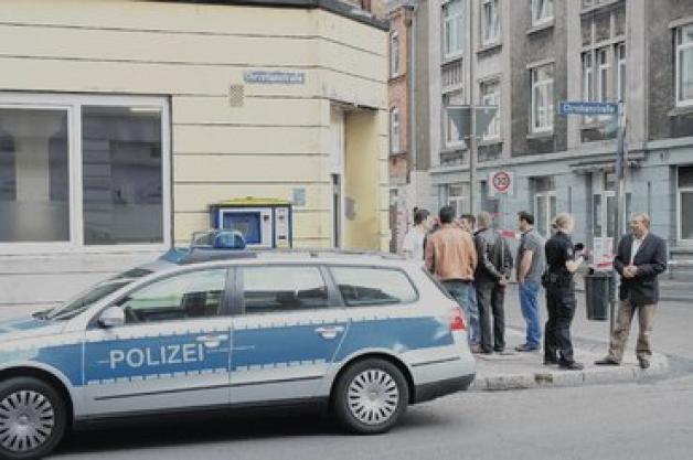 Zahlreiche Gäste der Teestube hatten die Schüsse gehört und waren Zeugen der Tat geworden. Foto: steinhausen Zahlreiche Gäste der Teestube hatten die Schüsse gehört und waren Zeugen der Tat geworden. Foto: steinhausen