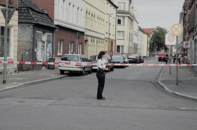 Die Polizei sperrte die Anscharstraße komplett mit einigen Reihen Flatterband an verschiedenen Stellen ab. Foto: Steinhausen